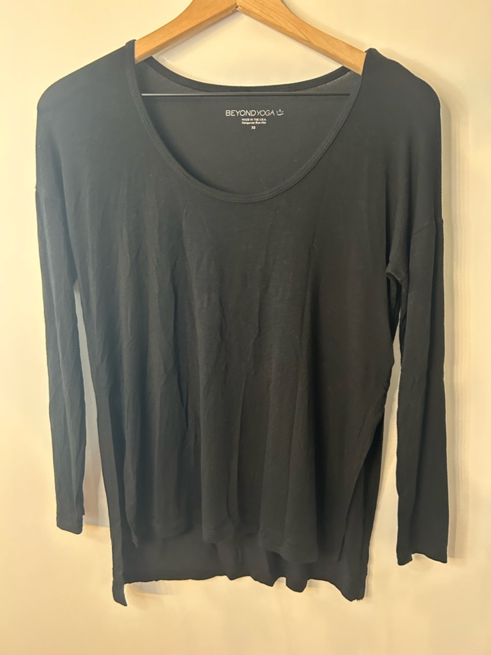 Beyond Yoga Women’s Black Scoop Neck Side Slit Long Sleeve Top, Size XS
